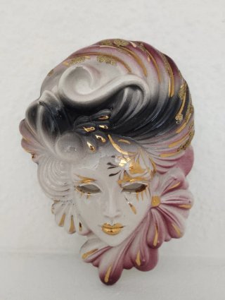 Máscara de porcelana veneciana dorada