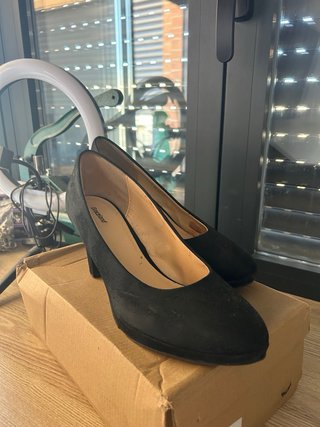 Tacones negros de ante