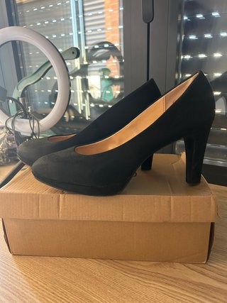 Tacones negros de ante