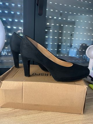 Tacones negros de ante