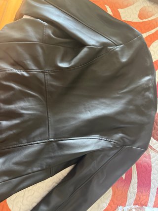 Cazadora negra efecto piel