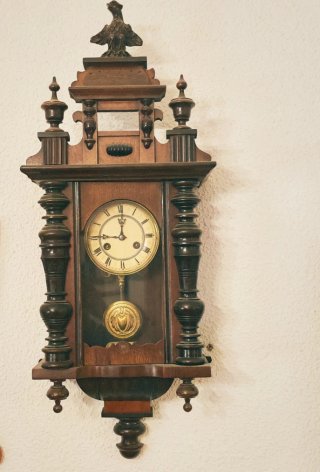 Reloj de pared antiguo de madera