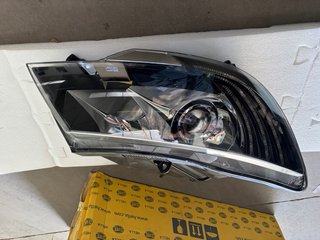 Faro delantero derecho Superb