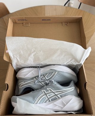 Zapatillas Asics Novablast 5 Talla 45 Gris/Plata