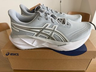 Zapatillas Asics Novablast 5 Talla 45 Gris/Plata