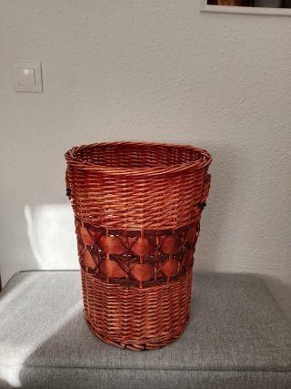 Cesto de mimbre decorativo