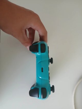 Mando de videojuegos azul y negro