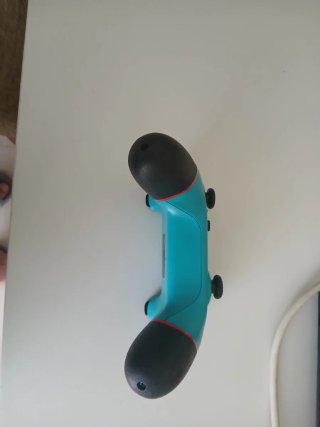 Mando de videojuegos azul y negro