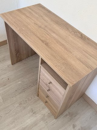 Scrivania in legno con cassetti