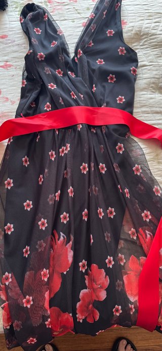 Vestido negro con flores rojas y fajín