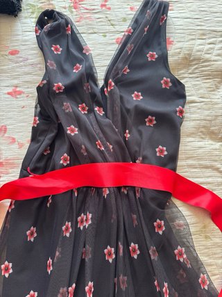 Vestido negro con flores rojas y fajín