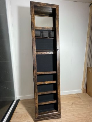 Mueble expositor de madera con espejito