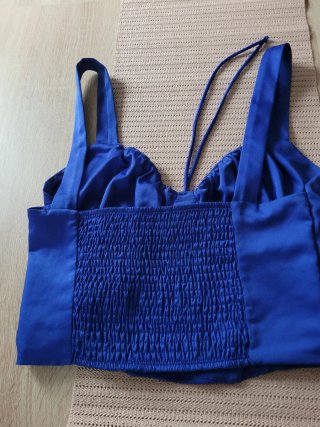 Top estilo corset azul satinado con tirantes