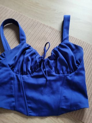 Top estilo corset azul satinado con tirantes