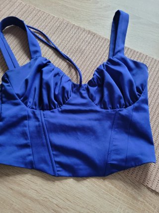 Top estilo corset azul satinado con tirantes