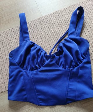 Top estilo corset azul satinado con tirantes