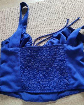 Top estilo corset azul satinado con tirantes
