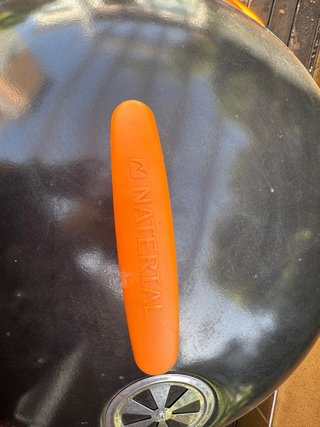 Barbacoa Negra con Detalles Naranja
