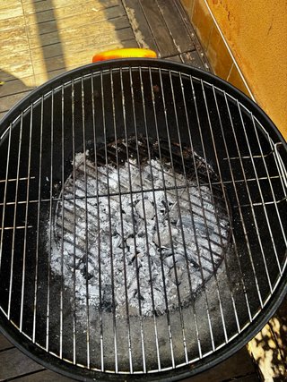 Barbacoa Negra con Detalles Naranja