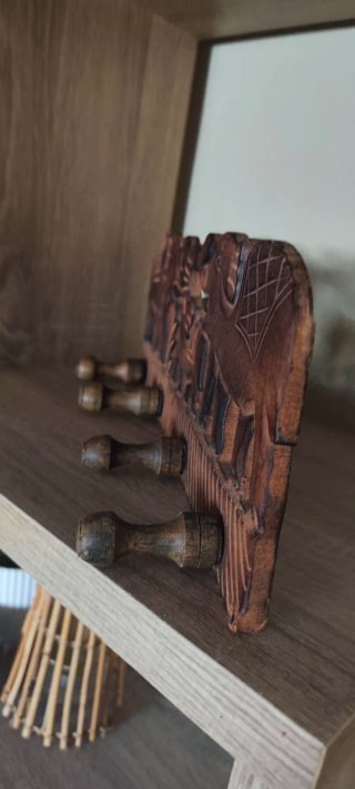Appendiabiti in legno con elefanti decorativi