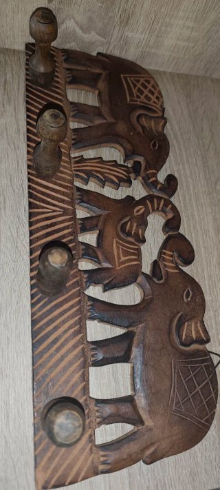 Appendiabiti in legno con elefanti decorativi