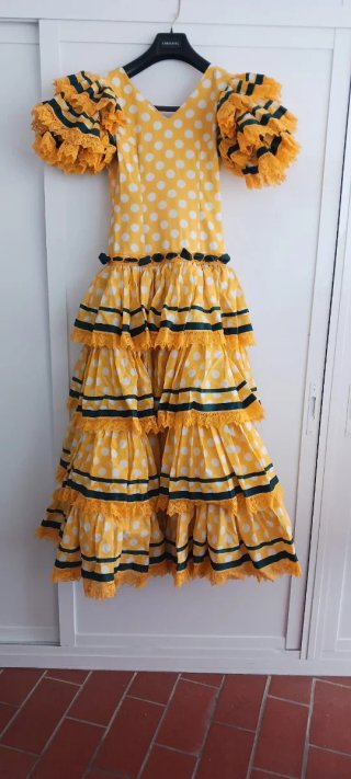 Traje de flamenca amarillo lunares blancos