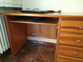 Escritorio de madera maciza con cajones