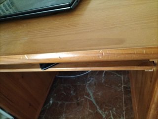 Escritorio de madera maciza con cajones