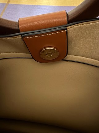 Bolso mano o bandolera beige y marrón