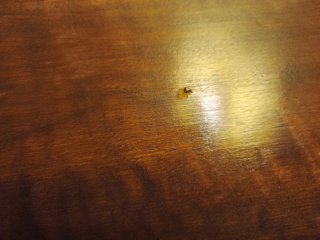 Mesa de madera oscura con cajones