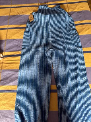 Mono de tirantes con rayas azules