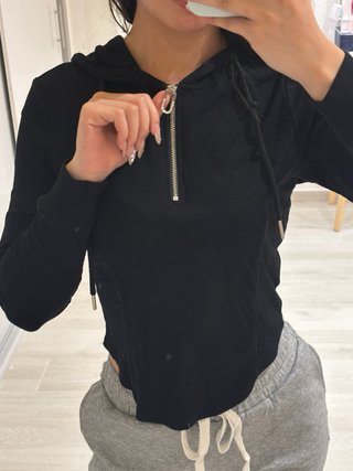 Blusa preta com zíper e capuz