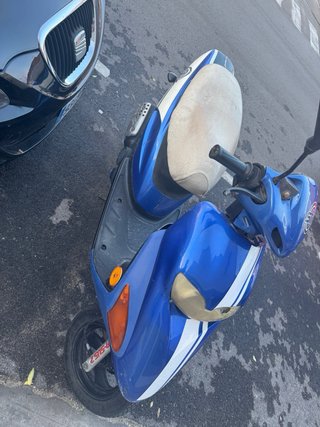 Moto Scooter Beige y Azul