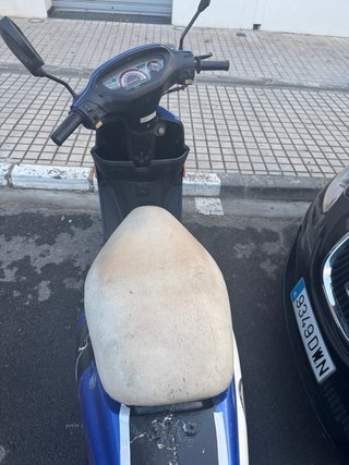 Moto Scooter Beige y Azul