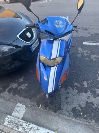 Moto Scooter Beige y Azul