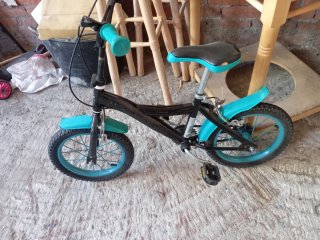 Bicicleta infantil negra y turquesa