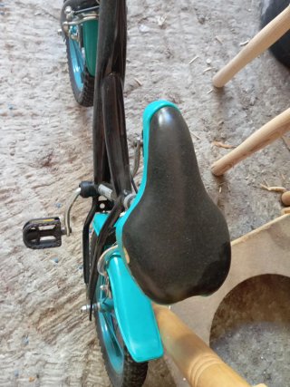 Bicicleta infantil negra y turquesa