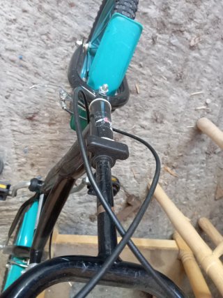 Bicicleta infantil negra y turquesa