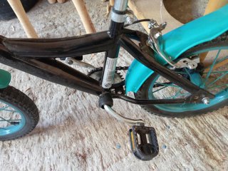 Bicicleta infantil negra y turquesa