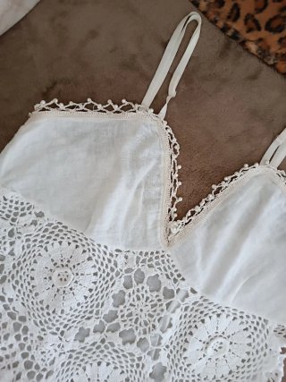 Top bianco con pizzo e spalline regolabili