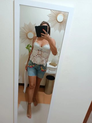 Top bianco con pizzo e spalline regolabili
