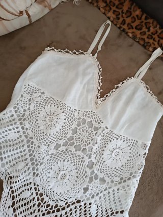 Top bianco con pizzo e spalline regolabili