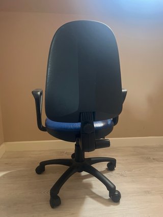 Silla de oficina azul con ruedas