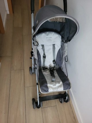 Carrito Maclaren gris.