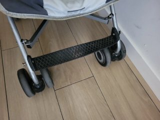 Carrito Maclaren gris.