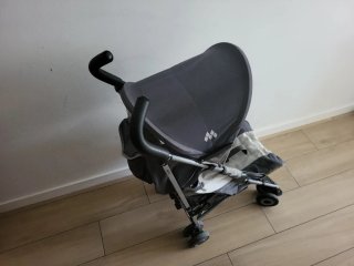 Carrito Maclaren gris.