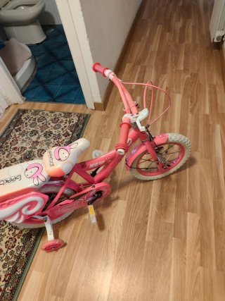 Bicicleta infantil rosa con ruedines Vintage