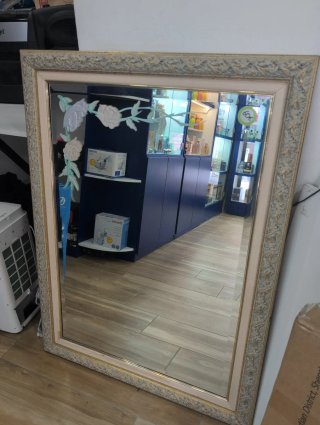 Espejo decorativo beige y dorado