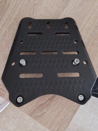 Anclaje para baul de moto negro