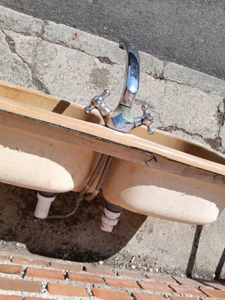 Fregadero doble de cerámica beige con grifo